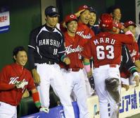 　５回、先制のホームを踏んだ広島・丸（６３）を出迎える（左から）広島・堂林、阪神・藤浪、広島・前田健ら全セナイン（撮影・棚橋慶太）