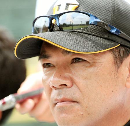 　いざ、ヤクルト戦へ-！。練習後、後半戦への思いを語る阪神・和田監督＝甲子園（撮影・田中太一）