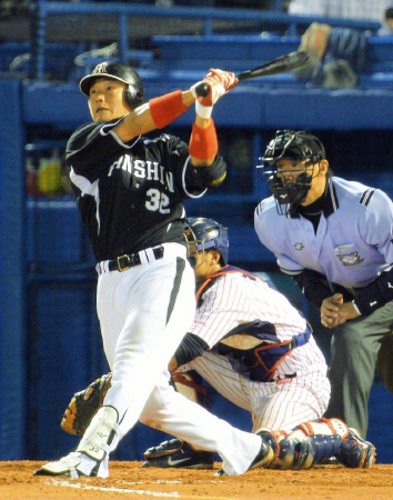 ７回、新井良は左中間に満塁本塁打を放つ（撮影・金田祐二）