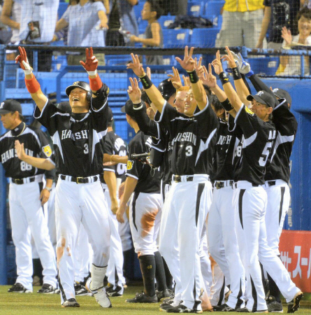 ７回、阪神・新井良は左中間に満塁ホーマーを放ち、ナインに迎えられる＝神宮球場（撮影・金田祐二）