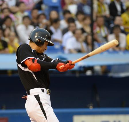 　１回、一塁線へ先制の適時二塁打を放つ鳥谷（撮影・園田高夫）