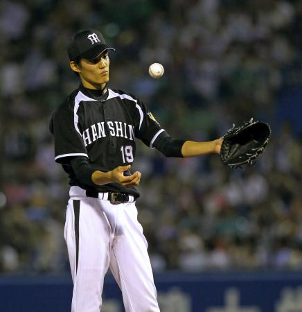 　４回、相川に２ランを打たれボールを放り投げる藤浪（撮影・棚橋慶太）