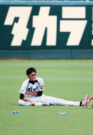 “猛虎のタカラ”阪神・藤浪晋太郎はリラックスムードで調整する＝甲子園（撮影・飯室逸平）