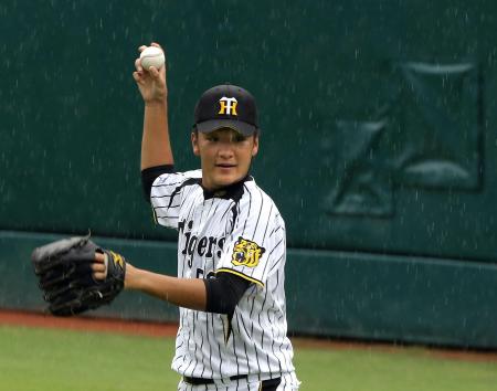 　小雨が降るグラウンドでキャッチボールする松田（撮影・山口　登）