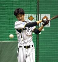 　マシン打撃で打ち込む藤浪（撮影・山口　登）