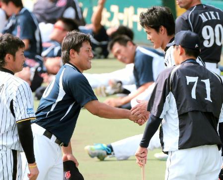 　試合前、大阪桐蔭の先輩、平田と握手をかわす藤浪（右）＝撮影・飯室逸平