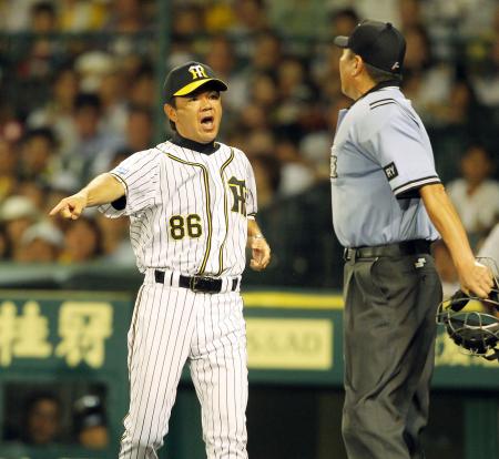 　７回、坂の見逃し三振の判定に猛抗議する和田監督（撮影・田中太一）