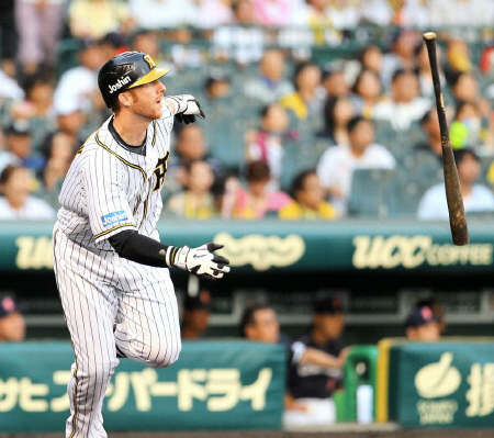 １回、マートンは中越え適時二塁打を放つ（撮影・棚橋慶太）