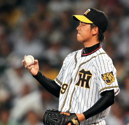 ボールを手に悔しがる阪神・岩本＝甲子園（撮影・田中太一）