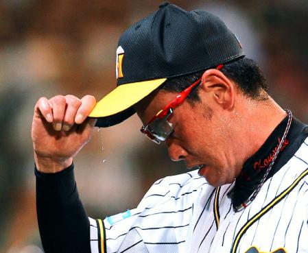 ６回、中日に逆転を許しベンチへ下がる加藤（撮影・棚橋慶太）