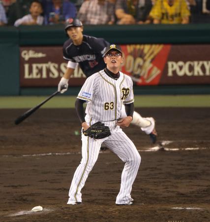 　６回、高橋周（奥）に逆転の満塁弾を打たれる加藤（撮影・飯室逸平）