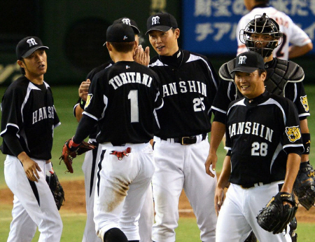 巨人に勝ち越し笑顔の阪神ナイン＝東京ドーム（撮影・金田祐二）