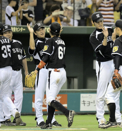 巨人のマジック点灯を阻止しナインをタッチで迎える和田監督（中）＝東京ドーム（撮影・会津智海）