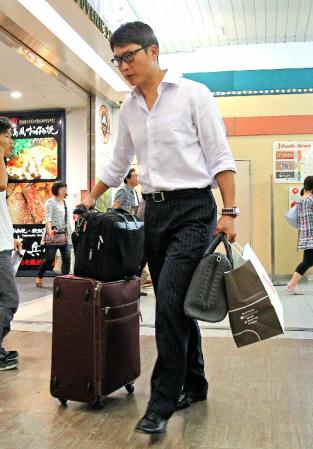 広島入りした新井（撮影・棚橋慶太）