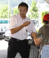 　宿舎に到着し、サインに応じる和田監督（撮影・棚橋慶太）