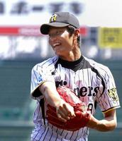 　ハツラツとした表情でノックを受ける藤浪（撮影・飯室逸平）