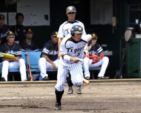 　１回、実戦復帰した福留は、森田の二ゴロで二塁へ全力疾走する（撮影・山口　登）