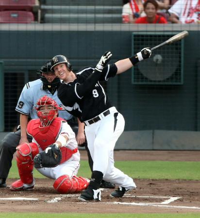 １回、阪神・マートンは先制タイムリー二塁打を放つ＝マツダ（撮影・飯室逸平）