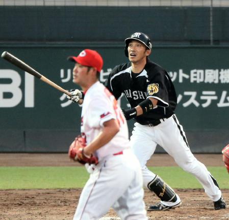 ３回、阪神・坂は貴重な追加点となる犠飛を放つ＝マツダ（撮影・飯室逸平）