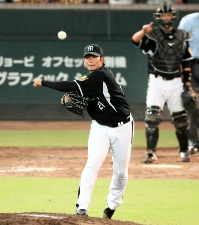 ３回、阪神・岩田は巧みなフィールディングで併殺を奪う＝マツダ