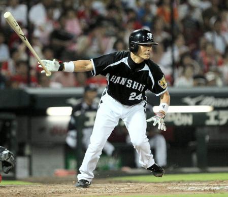 ８回、代打阪神・桧山は右前に２点打を放つ＝マツダスタジアム