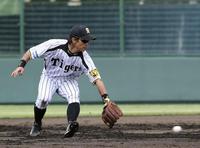 　ノックで軽快な動きをみせる上本