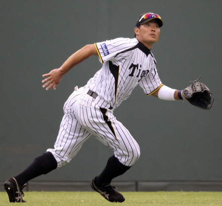 　６回、右翼の守備に就き、打球を追う福留（撮影・田中太一）