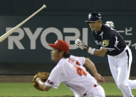 　８回、代打・桧山は右前に２点タイムリーを放つ（撮影・飯室逸平）