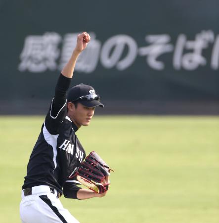 　キャッチボールする藤浪（撮影・飯室逸平）