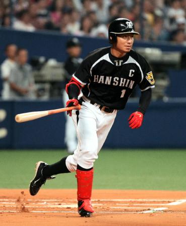 １回阪神、無死一塁、阪神・鳥谷　敬はタイムリー二塁打を放つ＝ナゴヤドーム（撮影・飯室逸平）