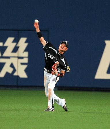 １回中日、２死一、二塁、中日・森野将彦の安打で生還を狙った中日・和田一浩を本塁で刺す阪神・大和＝ナゴヤドーム（撮影・飯室逸平）