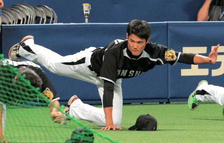 試合前、ストレッチする藤浪（撮影・飯室逸平）