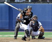 　５回、阪神・福留は右前安打を放つ（撮影・保田叔久）