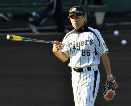 　特打で打線の奮起を促す阪神・和田監督