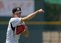 　キャッチボールで調整する阪神・藤浪（撮影・山口　登）