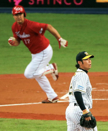 １回広島、阪神・岩田は大竹に適時打許し初回から５失点と炎上する＝京セラドーム（撮影・山口　登）
