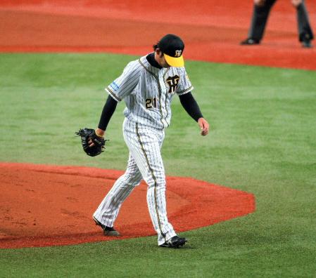１回に広島に５点を奪われ下を向きベンチへ戻る阪神・岩田＝京セラドーム