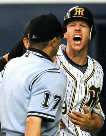 ３回、判定に納得がいかない阪神・マートンは球審に猛突進する＝京セラドーム