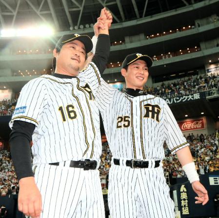 お立ち台で新井（右）から手を挙げられ笑顔を見せる安藤（撮影・田中太一）