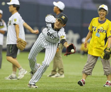 　試合前のイベントで子どもが投げたボールに飛びつく藤浪（撮影・棚橋慶太）