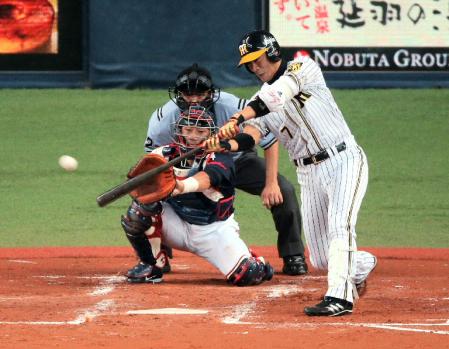 ２回阪神２死二塁、阪神・西岡　剛は右前タイムリーを放つ＝京セラドーム（撮影・棚橋慶太）