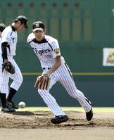 　ノックの打球を追う藤浪（撮影・山口　登）