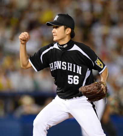 　８回、山崎を見逃し三振に仕留めピンチを脱した松田（撮影・園田高夫）