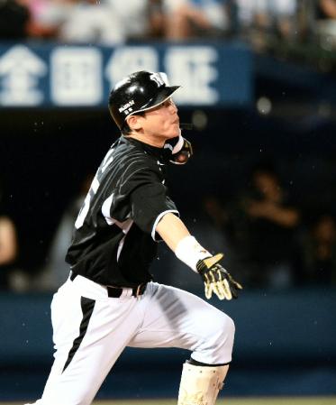 ５回、右前適時打を放つ新井（撮影・園田高夫）