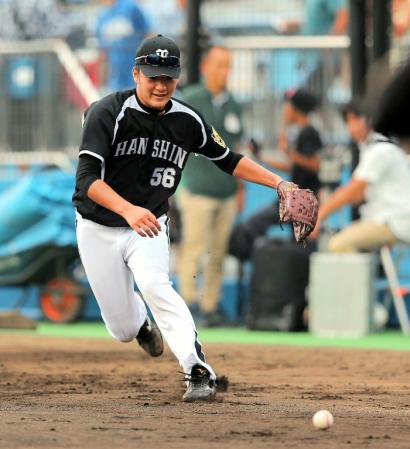 ノック打球を追う松田（撮影・山口　登）　