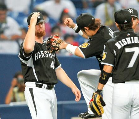 勝ち投手となったボイヤーはナインを迎える＝ナゴヤドーム（撮影・田中太一）