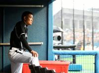 試合直前に雨が降り出し、福留はベンチから心配そうにグラウンドを見る（撮影・山口　登）