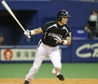 　７回、右線へ２点タイムリーを放つ代打・桧山（撮影・田中太一）