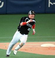 　６回、新井良は左越えに勝ち越し二塁打を放つ（撮影・山口　登） 