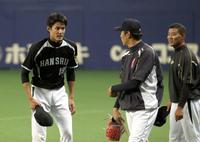 　大阪桐蔭の先輩、中日の今中コーチにあいさつする藤浪（左端）。右は福留（撮影・田中太一）